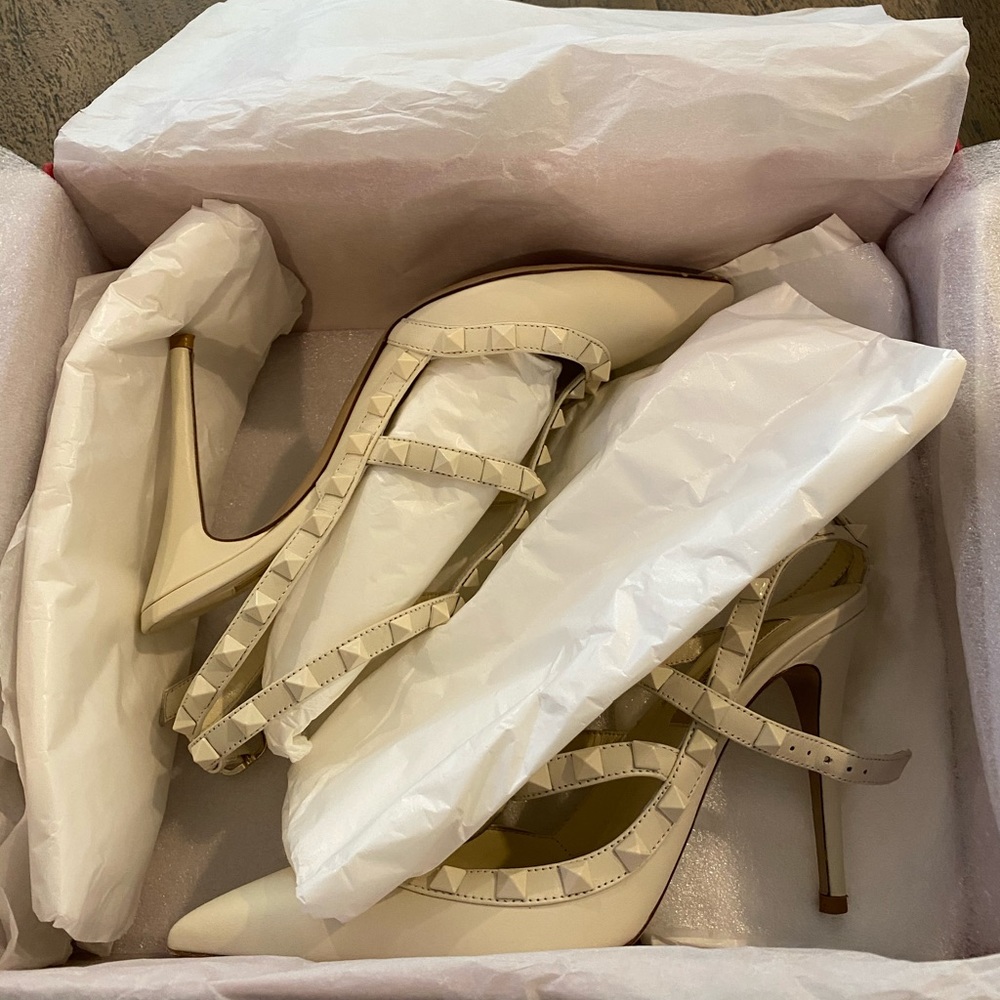Valentino Garavani Rockstud Pointed Toe Pump